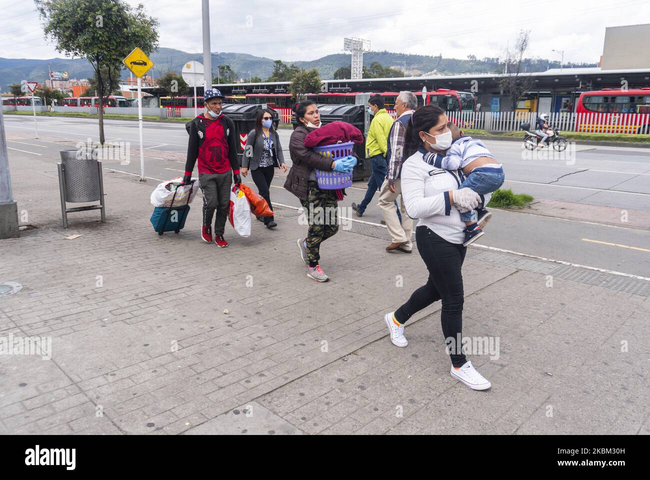 Mehrere Venezolaner im Norden der Stadt Bogota, am 6 2020. April. Portal norte, wo sie aufgrund der geringen Hilfe und der Viruskrone nach einer Möglichkeit suchen, in ihr Land zurückzukehren. (Foto von Daniel Garzon Herazo/NurPhoto) Stockfoto