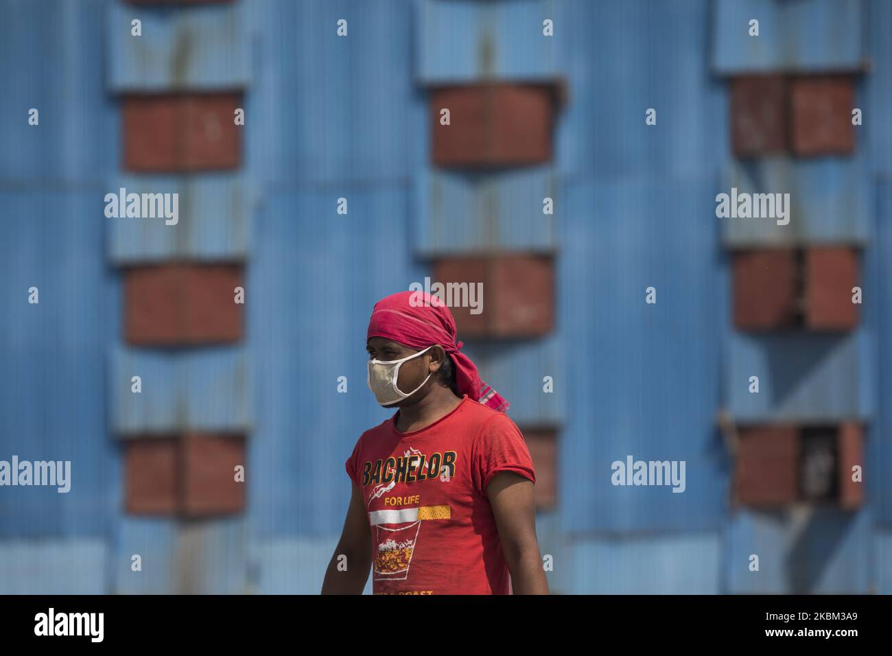 Ein Transportarbeiter, der während der landesweiten Sperrung durch die Behörde vor einer verschlossenen Stillstandfabrik stand, als er am 06. April 2020 in Dhaka, Bangladesch, wegen einer Corona-Virus-Pandemie besorgt war. Bangladesch hat laut IEDCR-Vertretern 123 Fälle bestätigt, darunter 12 Todesfälle aufgrund des Corona-Virus (COVID-19). (Foto von Ahmed Salahuddin/NurPhoto) Stockfoto