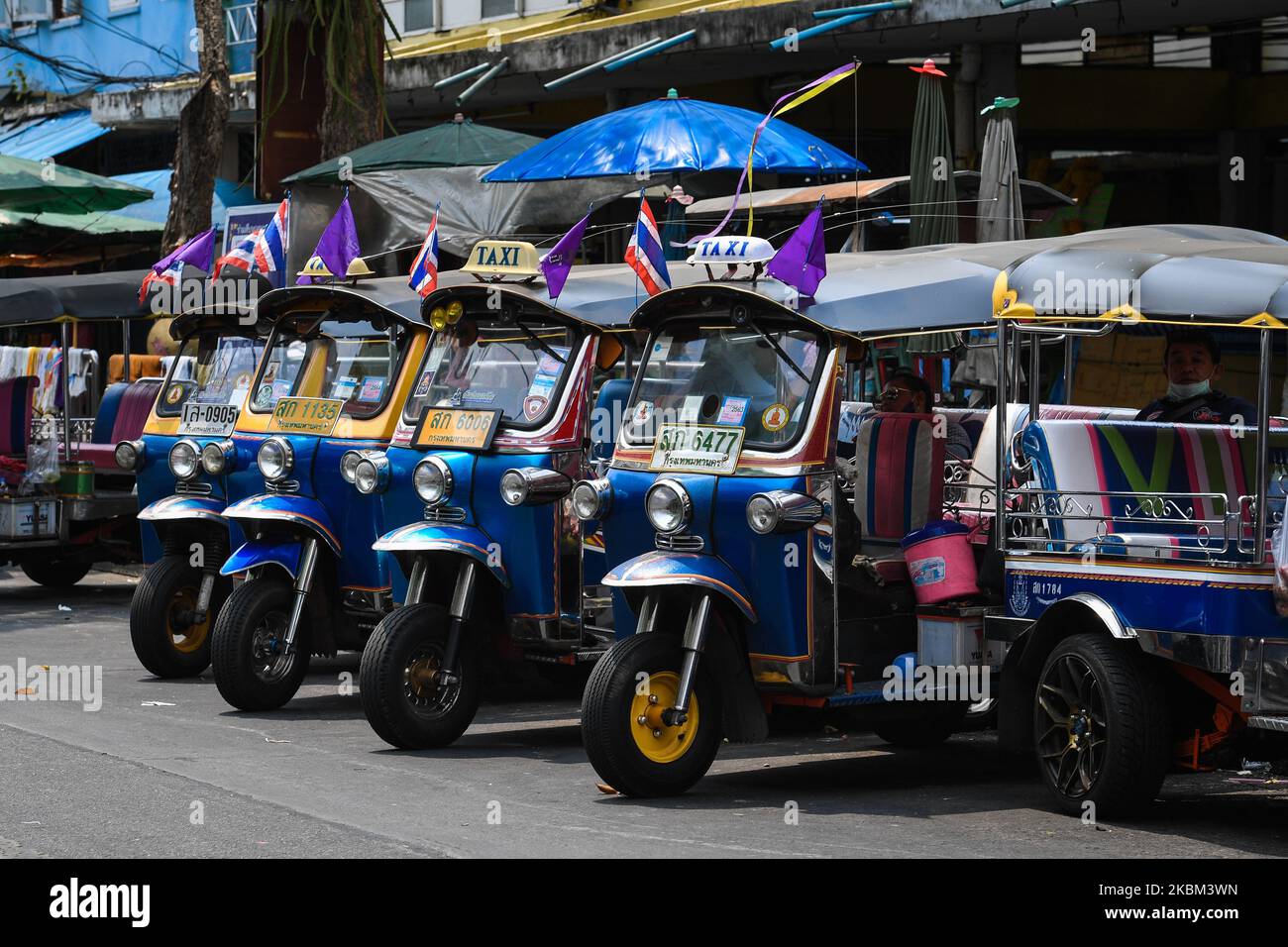 Tuk Tuk Thai Traditionelles Taxi Park in Reihe vor dem Markt am 7. April 2020 in Bangkok, Thailand. Thai Public Health meldete 38 neue Fälle von Coronavirus (Covid-19), was die Gesamtzahl auf 2.258 und 1 neue Todesfälle erhöht, die kumulierte Todesrate auf 27 in einer Briefing am 7. April 2020. (Foto von Vachira Vachira/NurPhoto) Stockfoto
