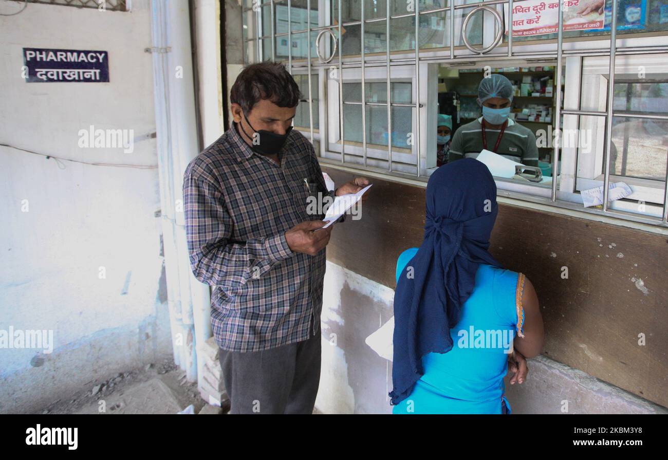 Die Menschen kaufen Medikamente außerhalb eines Medikamentenladens, während die Regierung am Weltgesundheitstag in Allahabad, Indien, am 7. April 2020 die Sperre als vorbeugende Maßnahme gegen das COVID-19-Coronavirus verhängte. (Foto von Ritesh Shukla/NurPhoto) Stockfoto