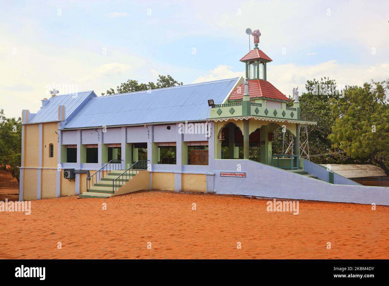 Athisaya Manal Matha Church (Our Lady of Red Sand Church) in Tuticorin (Thoothukudi), Tamil Nadu, Indien, am 28. August 2017. Die Athisaya Manal Matha Kirche wurde im ersten Jahrhundert n. Chr. von St. Thomas (einer von 12 Jüngern Jesu Christi) erbaut. Laut ledged wurde die Kirche nach einem Fluch viele Jahre unter dem Sand begraben, bis im Jahr 1798 ein Hirte auf das Kruzifix schlug und entdeckte, dass dort eine Kirche begraben wurde. Mit Hilfe des Dorfes gruben sie die Kirche aus. Die Kirche ist seitdem Schauplatz von May Miracles und hat sich zu einer wichtigen katholischen Wallfahrt entwickelt Stockfoto