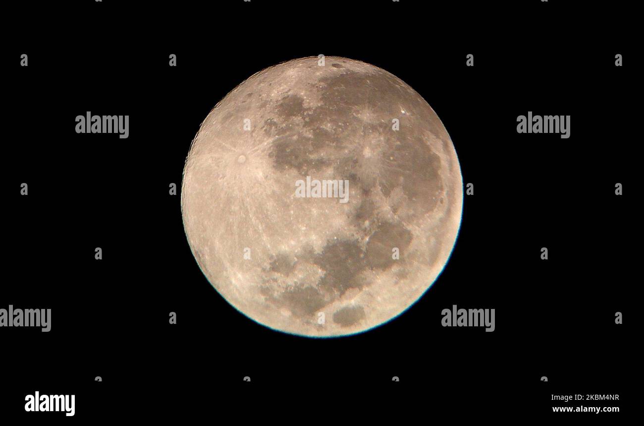 Der Pink Supermoon ist eine aufsteigende bulgarische Hauptstadt Sofia, 7. April 2020. (Foto von Petar Petrov /Impact Press Group/NurPhoto) Stockfoto