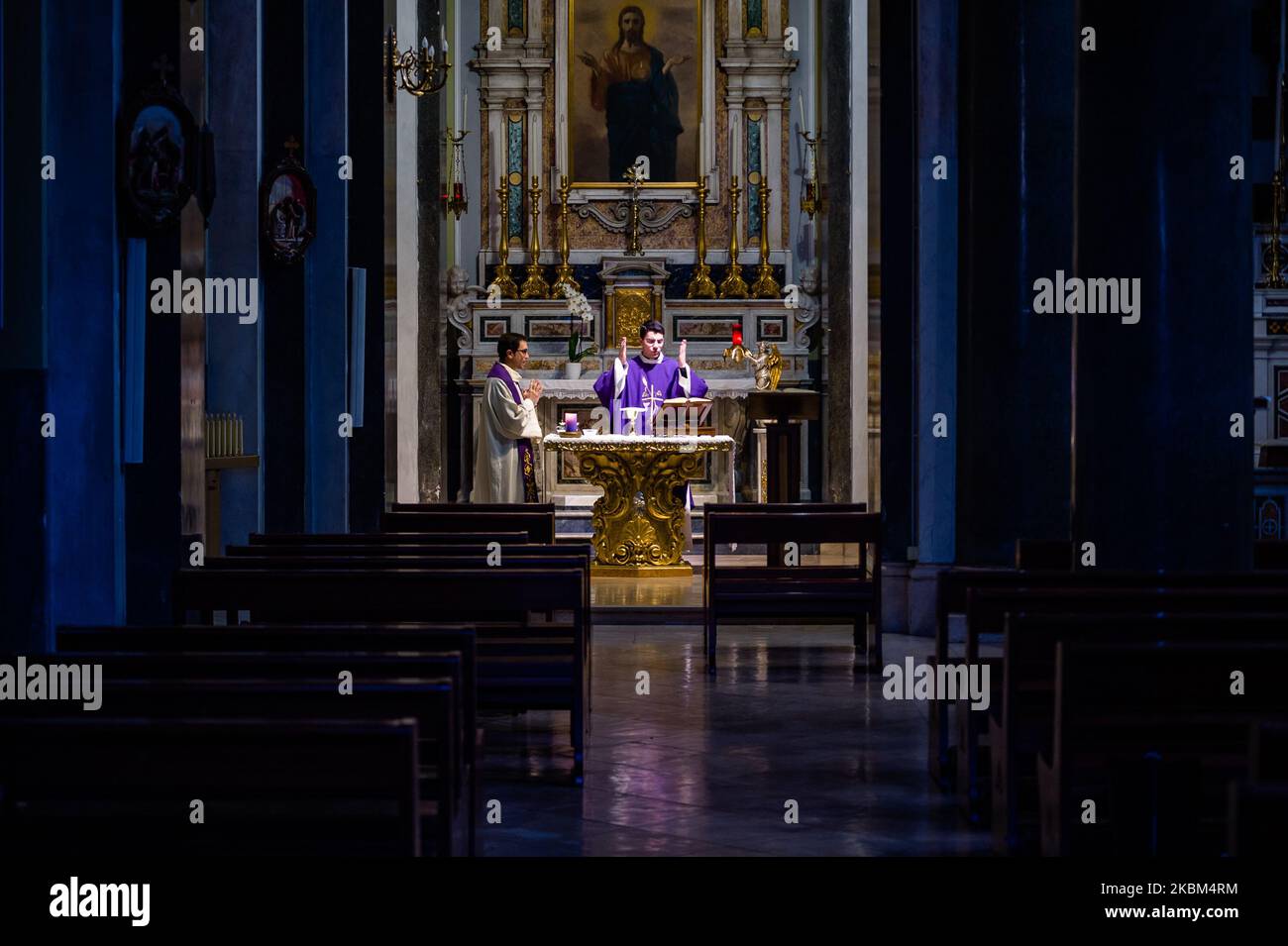 Die Priester Don Nico Tempesta und Don Antonio Picca halten während der Notstandszeit des Coronavirus am 8. April 2020 in der Unbefleckten Kirche von Molfetta hinter verschlossenen Türen eine tägliche Messe ab (Foto: Davide Pischettola/NurPhoto) Stockfoto