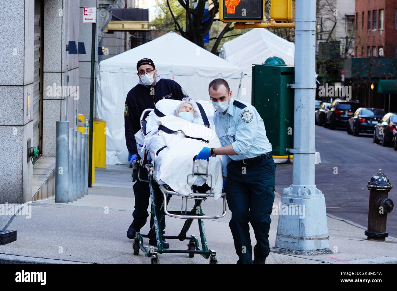 EMS-Mitarbeiter betreuen einen Patienten im Lenox Hill Hospital in Manhattan während der Coronavirus-Pandemie am 7. April 2020 (Foto: John Nacion/NurPhoto) Stockfoto