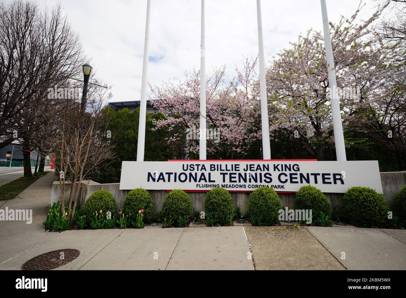 Ein Blick auf das Tenniszentrum Billie Jean King, das zu einem temporären Feldlazarett umgebaut wird, um New York City Krankenhäuser während einer Coronavirus-Pandemie am 8. April 2020 aufzunehmen. (Foto von John Nacion/NurPhoto) Stockfoto