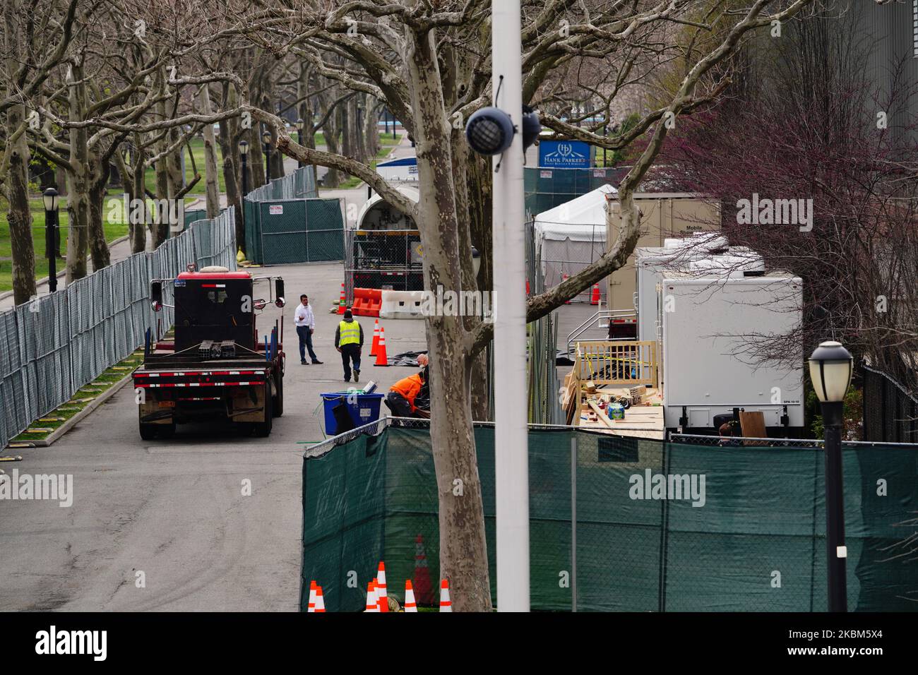 Ein Blick auf den laufenden Bau des Tenniszentrums Billie Jean King, das während der Coronavirus-Pandemie am 8. April 2020 in ein temporäres Feldkrankenhaus umgewandelt wurde, um die Krankenhäuser in New York City zu erweitern. (Foto von John Nacion/NurPhoto) Stockfoto