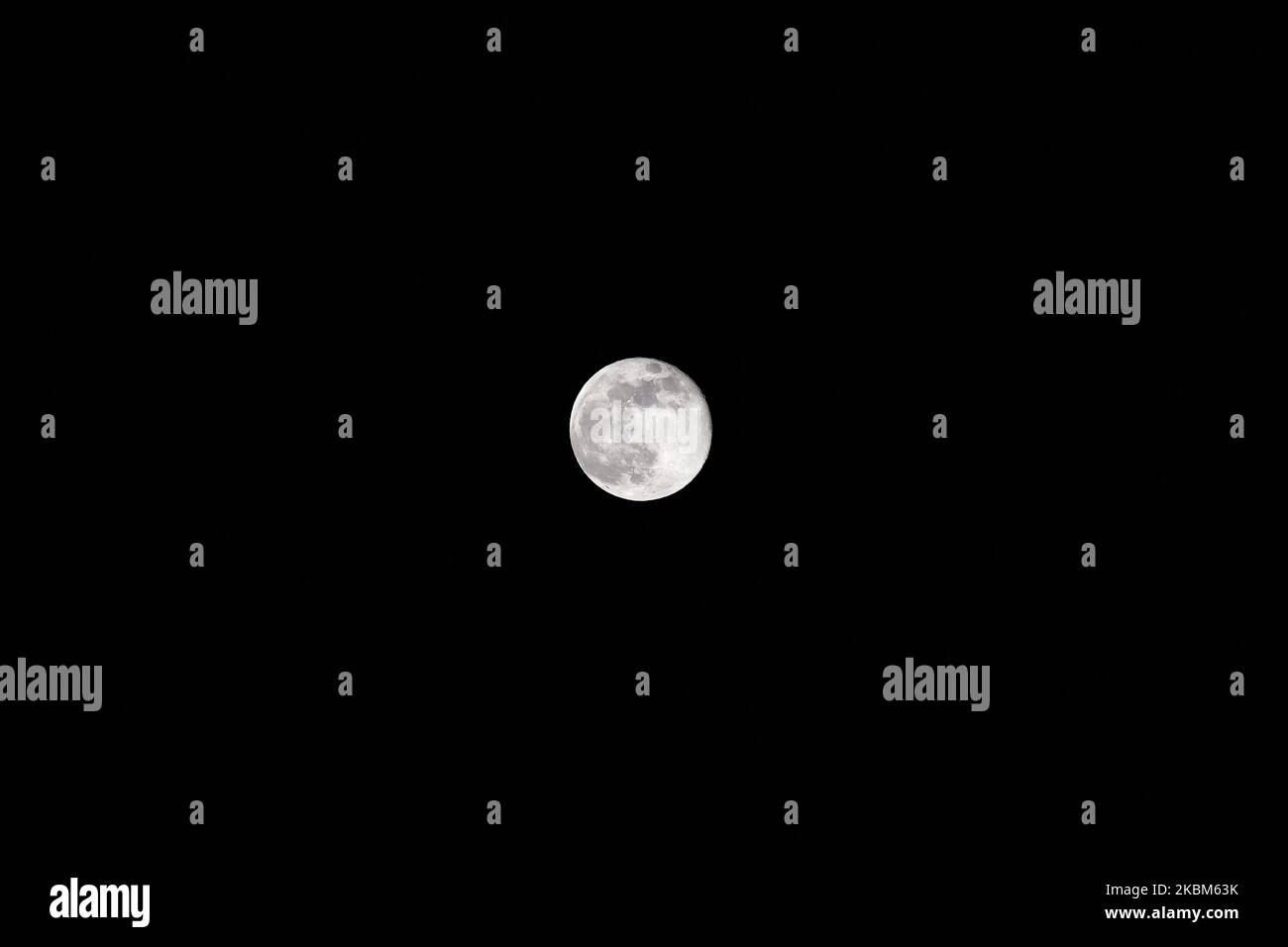 Der Blick auf den Super Pink Moon. Der Vollmond ist in der Tat näher als gewöhnlich und erscheint etwas größer und ist etwa 7% größer und etwa 15% heller als ein typischer Vollmond am 8. April 2020 in Kragujevac, Serbien. (Foto von Nikola Krstic/NurPhoto) Stockfoto