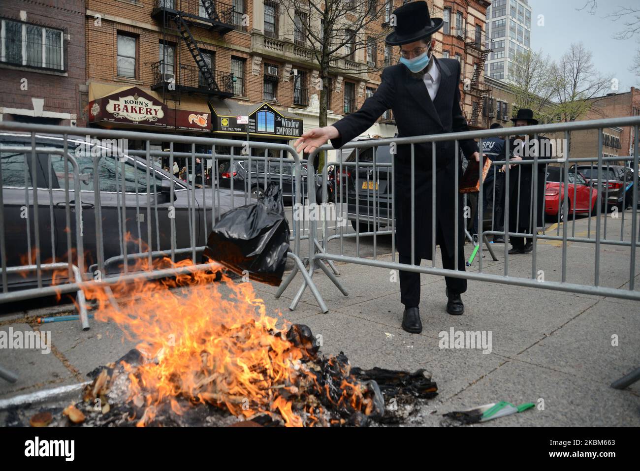 Orthodoxe Juden, die Coronavirus-Masken trugen, zündeten am Morgen vor Passahbeginn in Brooklyn, NY, am 08. April 2020 die gesäuerten Gegenstände aus ihren Häusern an. (Foto von B.A. Van Sise/NurPhoto) Stockfoto