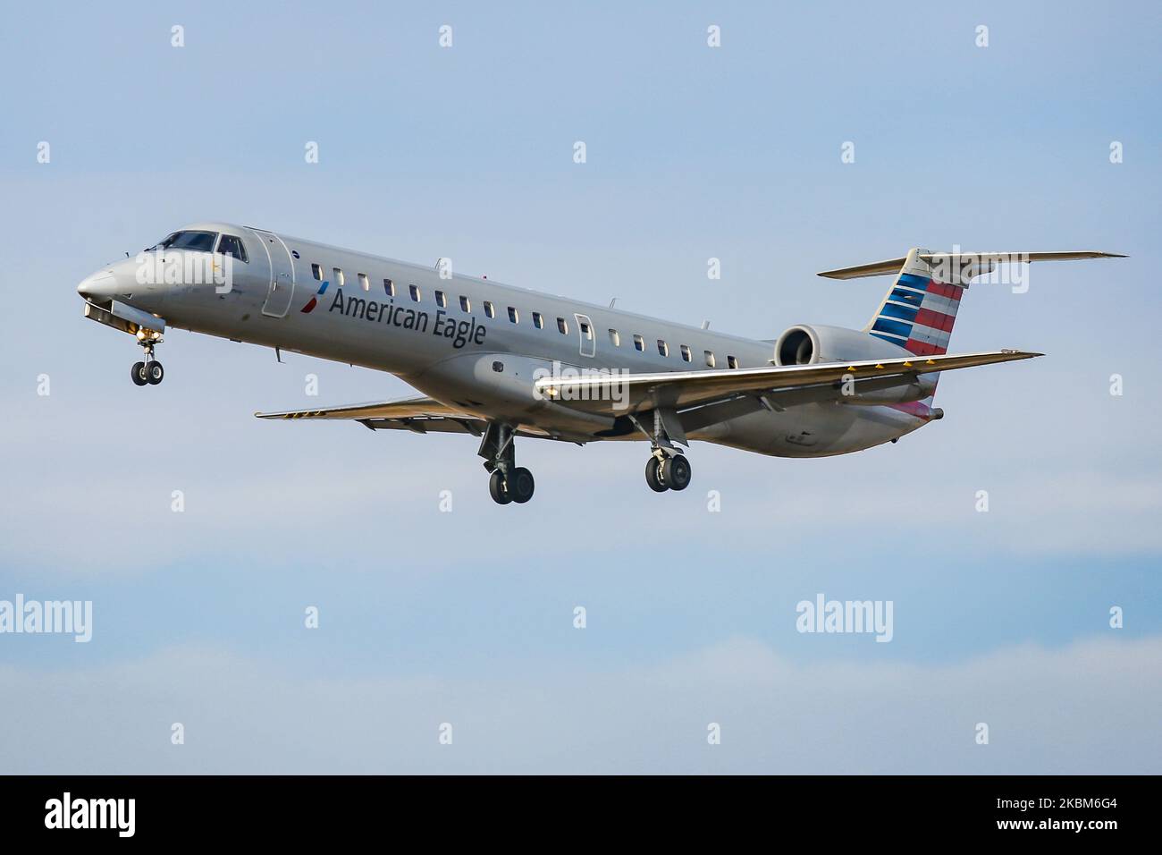 Die Regionalflugzeuge des Typs Embraer ERJ-145 von American Airlines wurden am 13. Februar 2020 bei der endgültigen Landung auf dem internationalen Flughafen New York JFK in NY, USA, gesehen. Der Flug wird von American Eagle, einer regionalen Niederlassung von American Airlines ( Envoy Air ), durchgeführt. Das Verkehrsflugzeug hat die Registrierung N605KS. American Airlines ist eine große US-Fluggesellschaft mit Hauptsitz in Fort Worth. AA AAL ist nach Flotte und Passagier die größte Fluggesellschaft der Welt und Mitglied der oneworld-Luftfahrtallianz. (Foto von Nicolas Economou/NurPhoto) Stockfoto