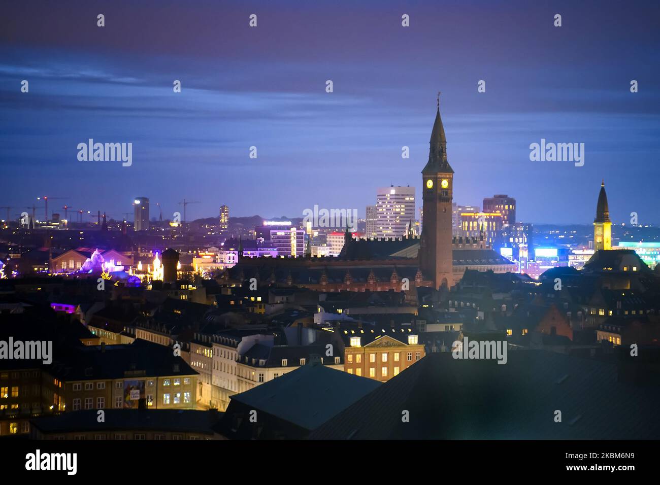 Panoramablick auf Kopenhagen am Abend vom Turm des Christiansborg-Palastes. Kopenhagen, Dänemark am 7. Februar 2020. (Foto von Maxym Marusenko/NurPhoto) Stockfoto