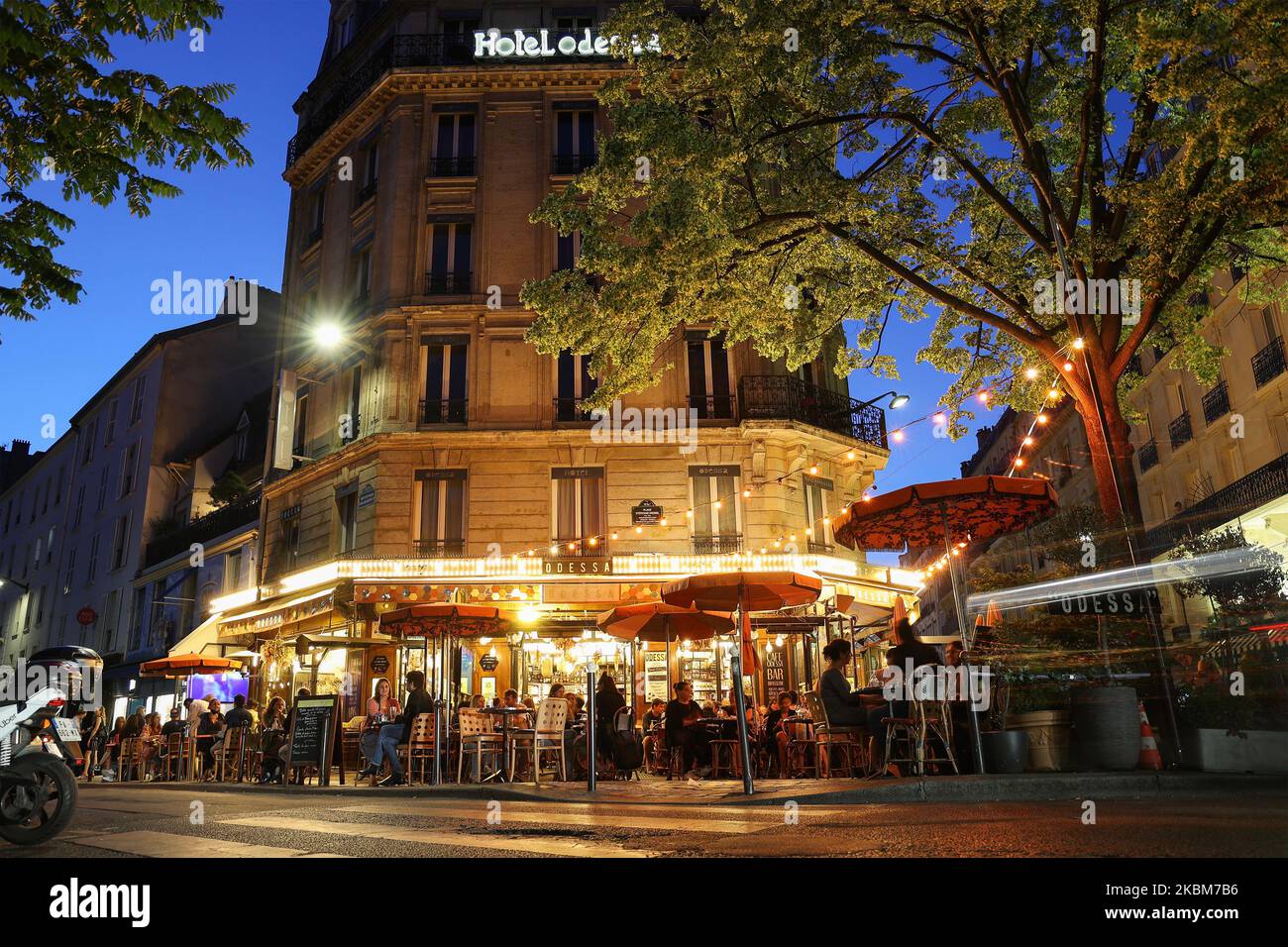 Cafe Odessa bei Nacht in Montparnasse, Paris, Frankreich, Europa. Stockfoto