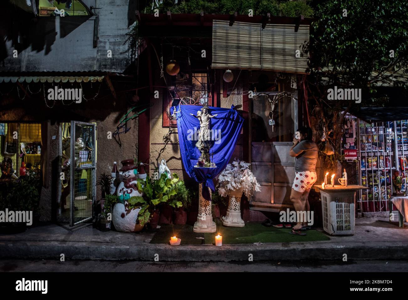 Während des Gründonnerstags, dem 9. April 2020, werden vor den Häusern der Bewohner von Navotas, Philippinen, brennende Kerzen und Statuen religiöser Figuren ausgestellt. Die meisten religiösen Aktivitäten wurden aufgrund der erhöhten Quarantäne der Gemeinschaft (ECQ) über der Insel Luzon ausgesetzt. (Foto: Lisa Marie David/NurPhoto) Stockfoto