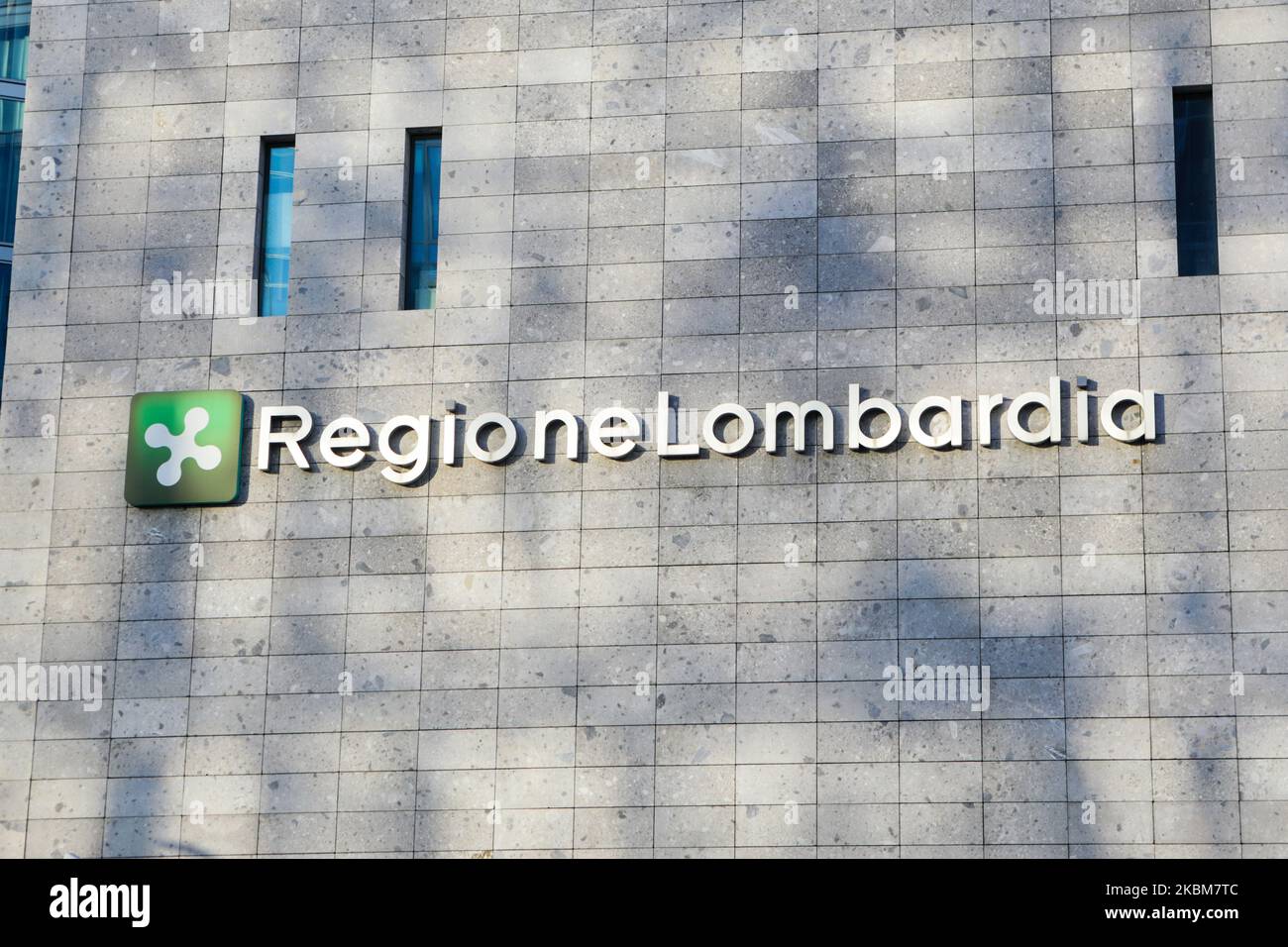 Das Logo der Region Lombardei ist auf dem Gebäude der Region in Mailand, Italien, April 09 2020 zu sehen. (Foto von Mairo Cinquetti/NurPhoto) Stockfoto