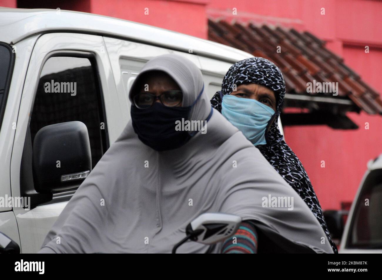 Einige Anwohner trugen Masken und sperrten kleine Straßen, die im April zu den Häusern der Anwohner in Jakarta führten. 10,2020. Seit dem Ausbruch von covid-19 Siedlungen in die Häuser der Bewohner für Gäste geschlossen sowie einen Ort, um ihre Hände waschen und die Anwohner sind sich bewusst, dass Masken jedes Mal, wenn sie das Haus zu verlassen, es zielt darauf ab, das Auftreten von covid-19-Virus, die derzeit zu minimieren Hat viele Opfer. Dasril Roszandi (Foto von Dasril Roszandi/NurPhoto) Stockfoto