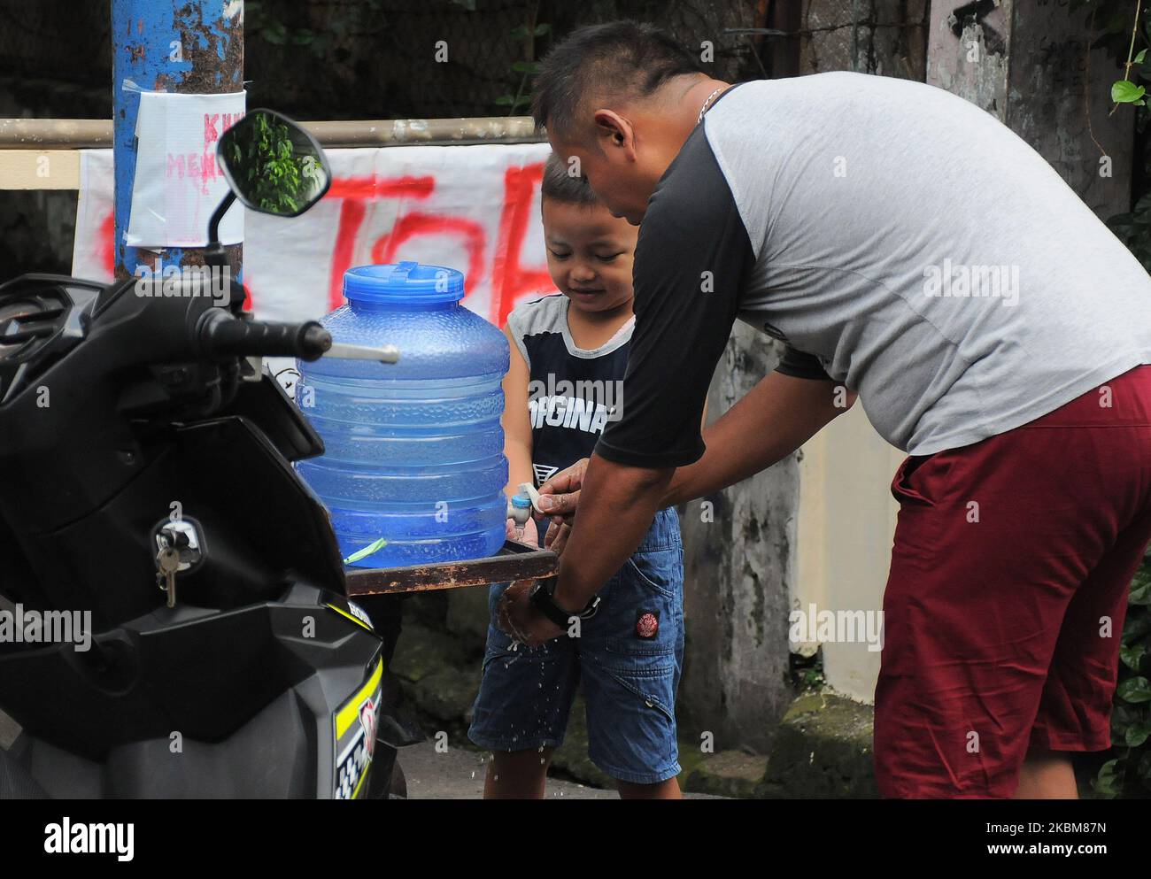 Einige Anwohner trugen Masken und sperrten kleine Straßen, die im April zu den Häusern der Anwohner in Jakarta führten. 10,2020. Seit dem Ausbruch von covid-19 Siedlungen in die Häuser der Bewohner für Gäste geschlossen sowie einen Ort, um ihre Hände waschen und die Anwohner sind sich bewusst, dass Masken jedes Mal, wenn sie das Haus zu verlassen, es zielt darauf ab, das Auftreten von covid-19-Virus, die derzeit zu minimieren Hat viele Opfer. Dasril Roszandi (Foto von Dasril Roszandi/NurPhoto) Stockfoto