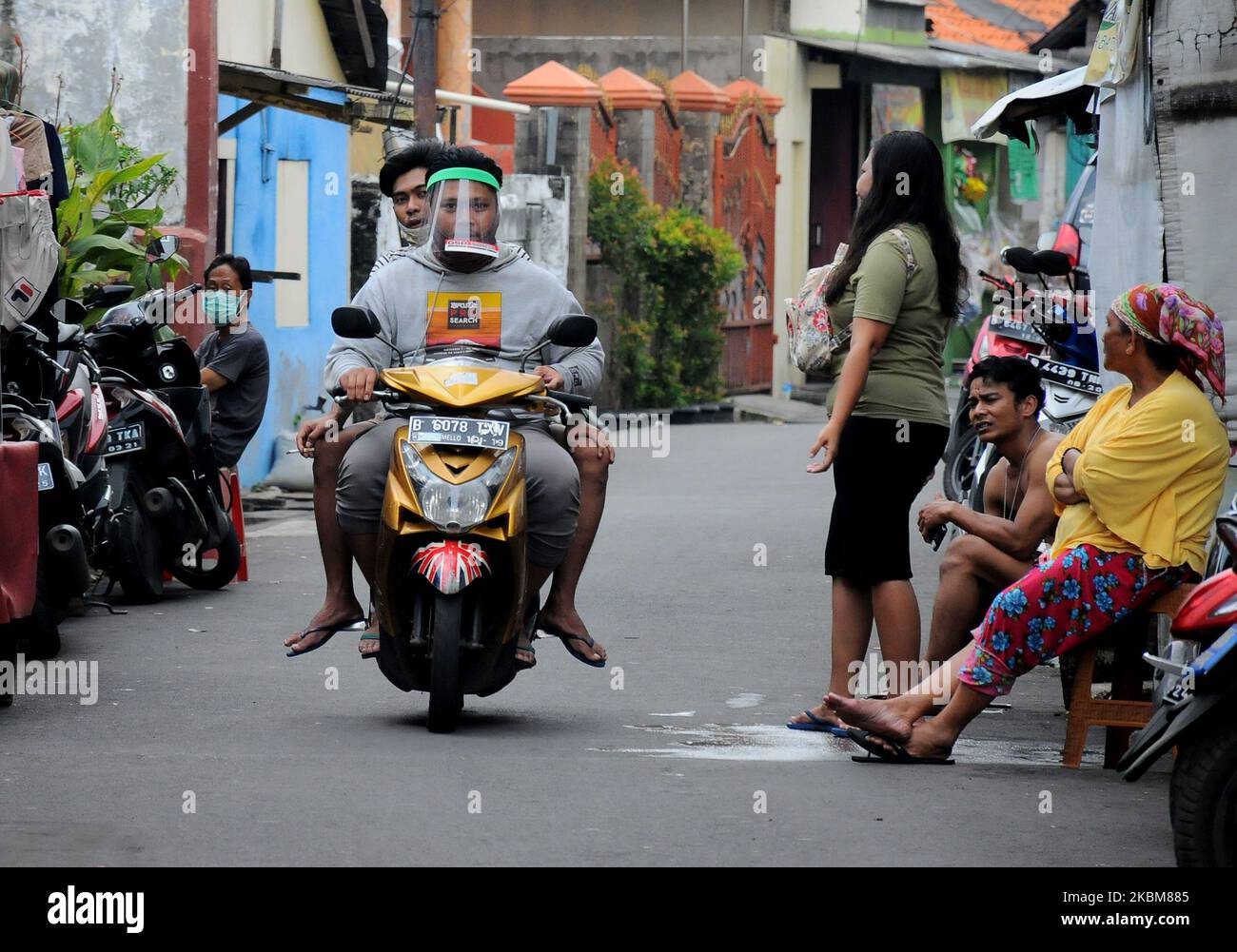 Einige Anwohner trugen Masken und sperrten kleine Straßen, die im April zu den Häusern der Anwohner in Jakarta führten. 10,2020. Seit dem Ausbruch von covid-19 Siedlungen in die Häuser der Bewohner für Gäste geschlossen sowie einen Ort, um ihre Hände waschen und die Anwohner sind sich bewusst, dass Masken jedes Mal, wenn sie das Haus zu verlassen, es zielt darauf ab, das Auftreten von covid-19-Virus, die derzeit zu minimieren Hat viele Opfer. Dasril Roszandi (Foto von Dasril Roszandi/NurPhoto) Stockfoto