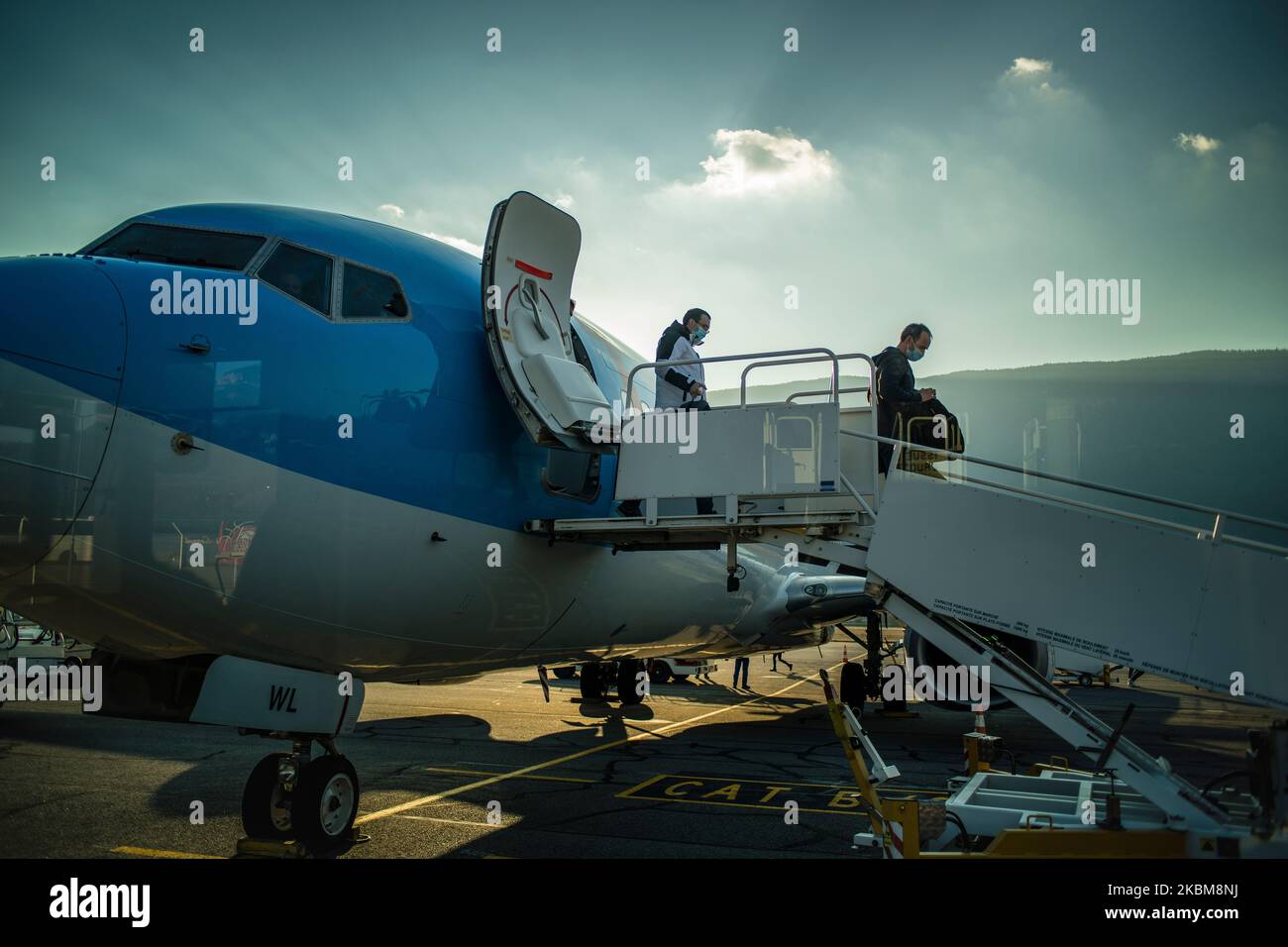 Passagiere, die am Flughafen in Frankreich aus dem Flugzeug aussteigen Stockfoto
