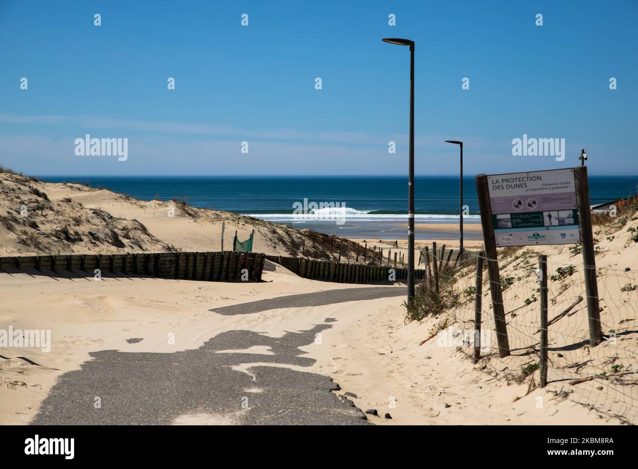 Ein leerer und verbotener Strand in Moliets et Maa, Frankreich, am 9. April 2020. Die Küstenstädte im Südwesten Frankreichs, in den Landes, warten auf den Sommer, um die Geschäfte, die Restaurants, das Geschäft zu öffnen. Zu dieser Jahreszeit, zu ostern, beginnt jedes Geschäft für die Saison, da der Campingplatz, Camping, mit der Sperre, alles geschlossen ist. Die Polizei überprüft, um zu verhindern, dass jemand zum Strand geht, und kontrolliert die Autorisierungsbewegungen der Menschen. (Foto: Jerome Gilles/NurPhoto) Stockfoto