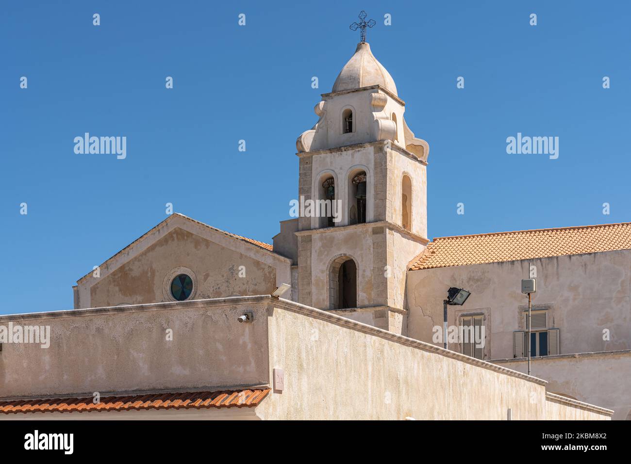 Die Kirche von S. Francesco befindet sich im historischen Zentrum auf einem felsigen Punkt im östlichsten Teil von Vieste. Vieste, Provinz Foggia, Apulien, Italien Stockfoto