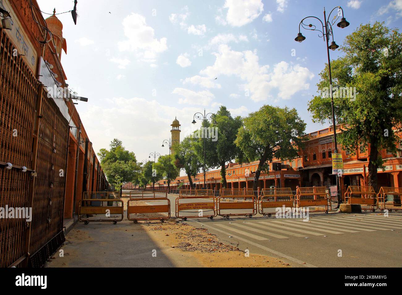 Jaipur: Barrikaden werden bei Tripolia Bazar während der landesweiten Sperrung gesehen, die im Gefolge der tödlichen neuartigen Coronavirus-Pandemie in Jaipur, Indien, am 10. April 2020 verhängt wurde. (Foto von Vishal Bhatnagar/NurPhoto) Stockfoto