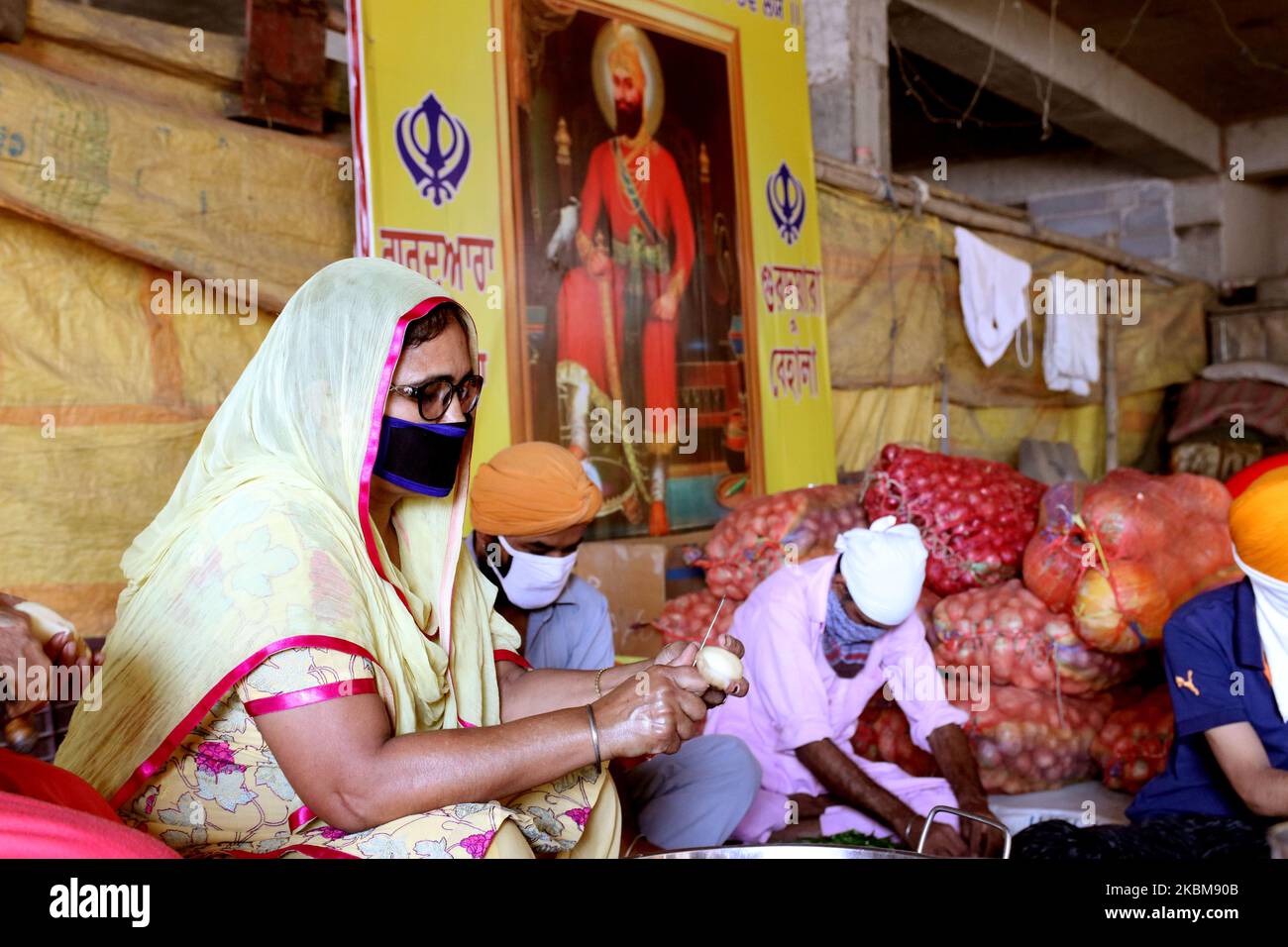 Köche bereiten am 10. April 2020 im BEHALA Gurdwara in Kalkutta ein Abendessen für Wanderarbeiter und Home Less People während einer staatlich verhängten landesweiten Sperre als vorbeugende Maßnahme gegen das COVID-19-Coronavirus zu. (Foto von Debajyoti Chakraborty/NurPhoto) Stockfoto