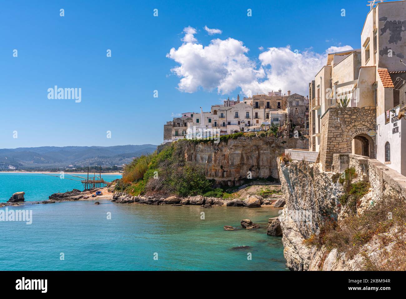 Panoramablick auf die Touristenstadt Vieste mit ihrem Meer. Vieste, Provinz Foggia, Apulien, Italien, Europa Stockfoto