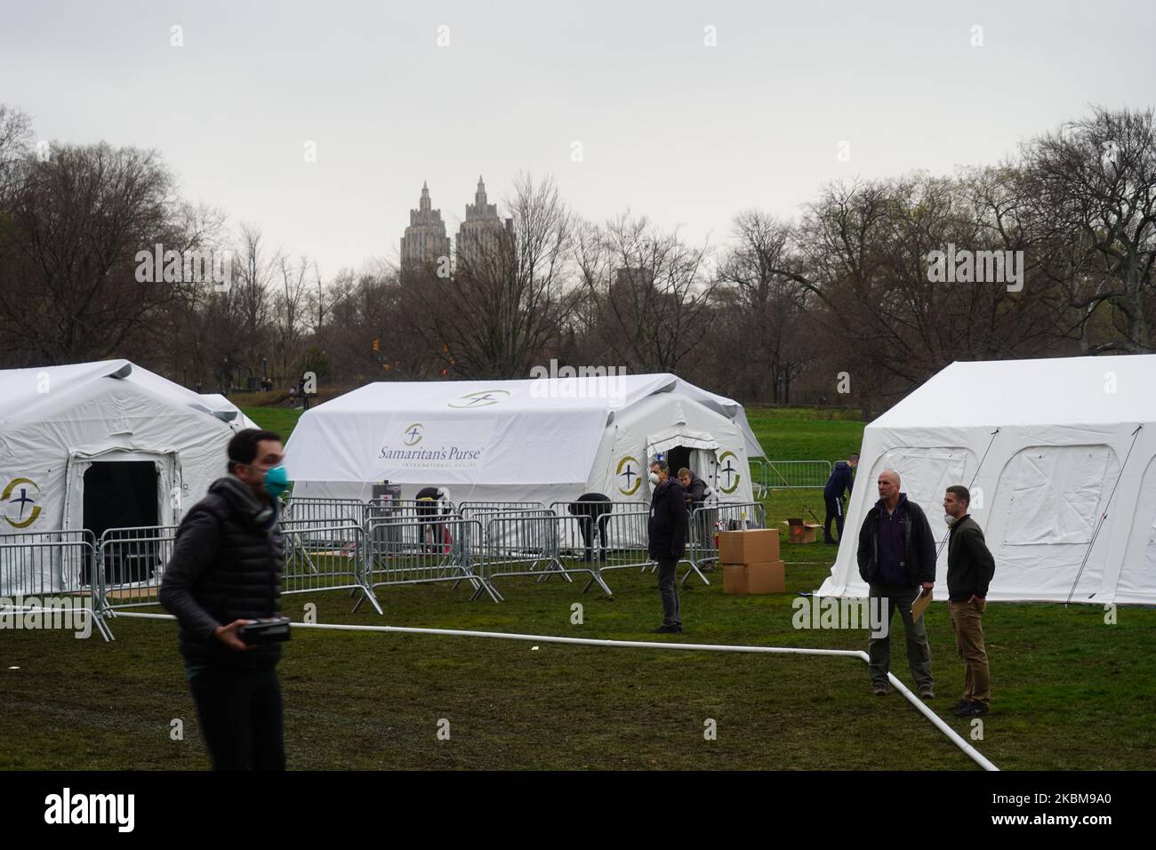 Ein Blick auf das Feldkrankenhaus, das am 30. März 2020 im Central Park zur Behandlung von überlaufenen Coronavirus-Patienten aus den Krankenhäusern des Mount Sinai errichtet wurde. (Foto von Selcuk Acar/NurPhoto) Stockfoto