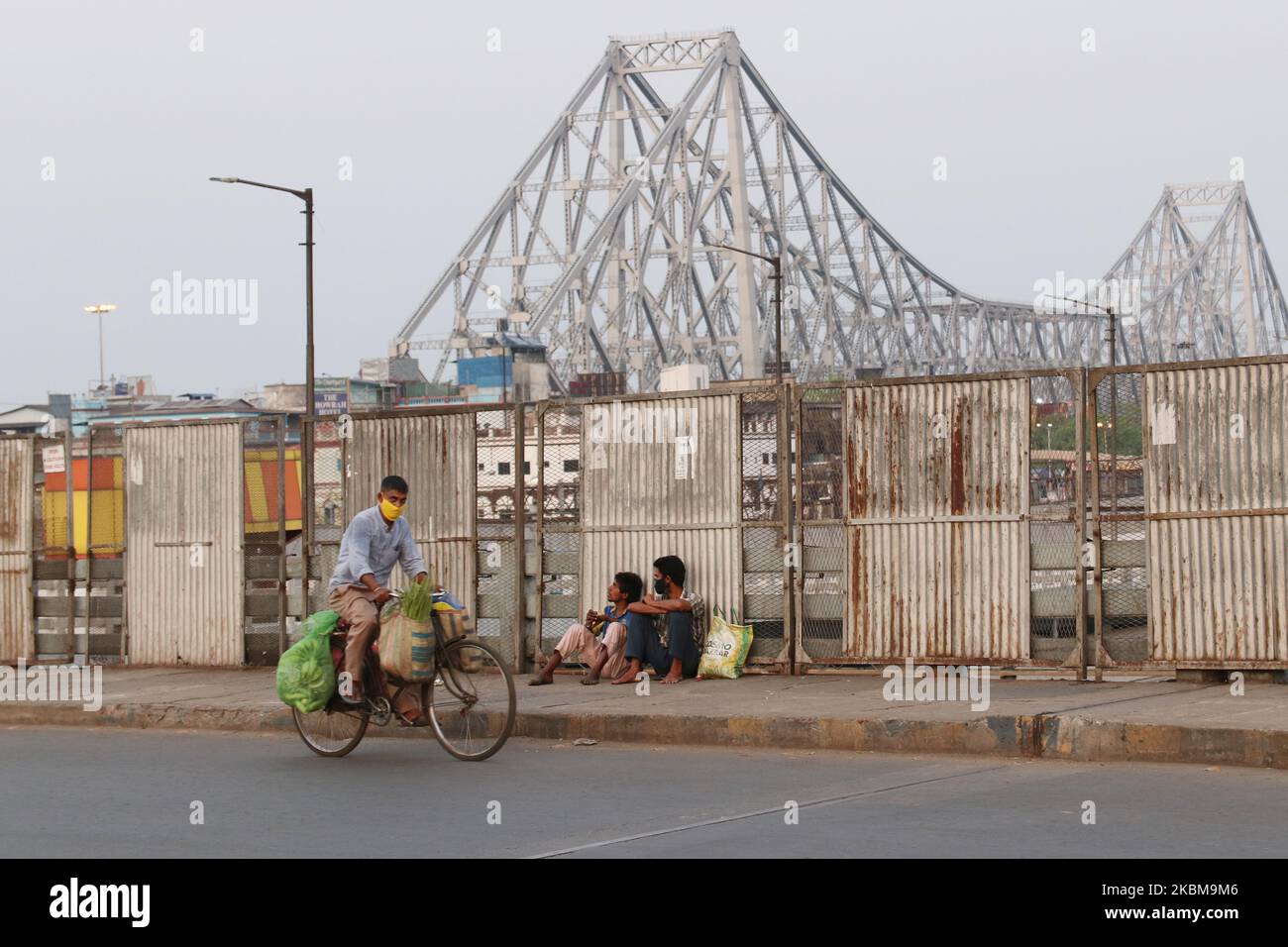 Ein kleiner Junge, der eine Schutzmaske trägt, transportiert Gemüse und andere Lebensmittel, da Indien am 11,2020. April in Howrah, Westbengalen, Indien, den gesamten Gebieten Kalimpong, Tehatta (Nadia District), Egra (Purba Medinipur), unter einer beispiellosen Sperre des hochansteckenden Coronavirus (COVID-19) verharrt, Haldia fallen ebenfalls unter diese Hotspots und sie werden vollständig gesperrt, Howrahs Gebiet Mallick Fatak, die Foreshore Road, Rajballabh Saha Lane, Salkia und Gebiete rund um das Howrah Bezirkskrankenhaus wurden als die Hotspots und Cluster von COVID-19 identifiziert.Nord und Süd 24 Parganas Distr Stockfoto