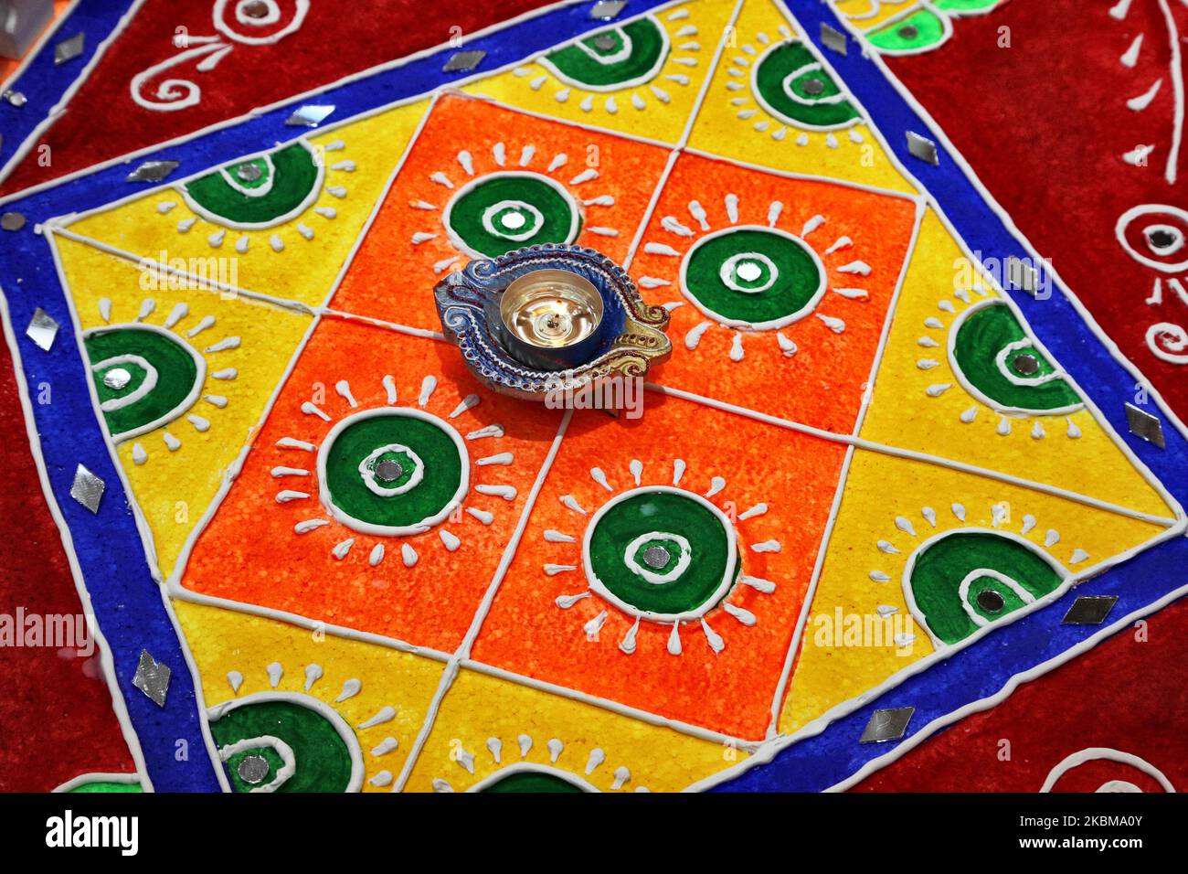 Diyas (Lampen) werden am BAPS Shri Swaminarayan Tempel während des Annakut Darshan (auch bekannt als Annakut Utsav und Govardhan Puja), die am fünften und letzten Tag des Festivals von Diwali stattfindet, Dies markiert den Beginn des Hindu-Neujahrs in Toronto, Ontario, Kanada am 28. Oktober 2019. Annakut, was einen „großen Berg an Nahrung“ bedeutet, der Gott als Zeichen der Hingabe angeboten wird. BAPS (Bochasanwasi Shri Akshar Purushottam Swaminarayan Sanstha) ist eine Sekte der Hinduismus-Diksha Vidhi und deren Tempel, obwohl sie vielen Hindu-Gottheiten gewidmet sind, auch als Gemeinschaft und Lernende tätig Stockfoto Diyas (Lampen) werden am BAPS Shri Swaminarayan Tempel während des Annakut Darshan (auch bekannt als Annakut Utsav und Govardhan Puja), die am fünften und letzten Tag des Festivals von Diwali stattfindet, Dies markiert den Beginn des Hindu-Neujahrs in Toronto, Ontario, Kanada am 28. Oktober 2019. Annakut, was einen „großen Berg an Nahrung“ bedeutet, der Gott als Zeichen der Hingabe angeboten wird. BAPS (Bochasanwasi Shri Akshar Purushottam Swaminarayan Sanstha) ist eine Sekte der Hinduismus-Diksha Vidhi und deren Tempel, obwohl sie vielen Hindu-Gottheiten gewidmet sind, auch als Gemeinschaft und Lernende tätig Stockfoto