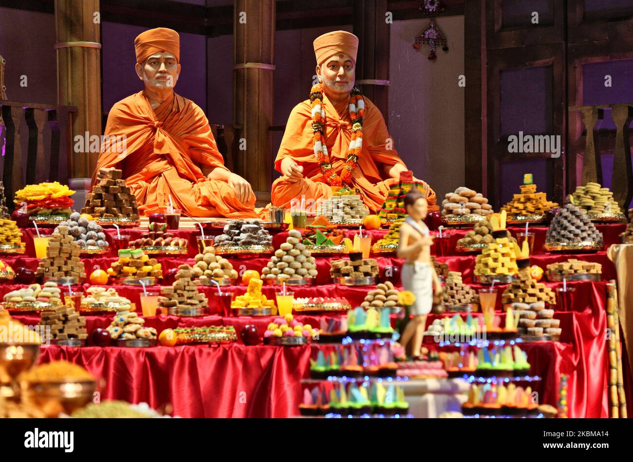 Berge von Süßigkeiten und vegetarischen Snacks werden vor den Gottheiten am BAPS Shri Swaminarayan Tempel während der Annakut Darshan (auch bekannt als Annakut Utsav und Govardhan Puja), die am fünften und letzten Tag des Festivals von Diwali stattfindet, angezeigt, Dies markiert den Beginn des Hindu-Neujahrs in Toronto, Ontario, Kanada am 28. Oktober 2019. Annakut, was einen „großen Berg an Nahrung“ bedeutet, der Gott als Zeichen der Hingabe angeboten wird. BAPS (Bochasanwasi Shri Akshar Purushottam Swaminarayan Sanstha) ist eine Sekte des Hinduismus Diksha Vidhi und ihrer Tempel, obwohl sie vielen Hindu gewidmet ist Stockfoto