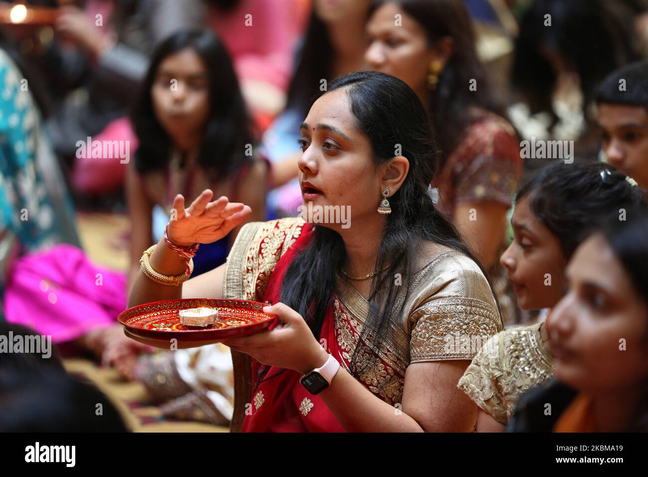 Hindu-Anhänger führen aarti am BAPS Shri Swaminarayan Tempel während des Annakut Darshan (auch bekannt als Annakut Utsav und Govardhan Puja) durch, der am fünften und letzten Tag des Festivals von Diwali stattfindet, Dies markiert den Beginn des Hindu-Neujahrs in Toronto, Ontario, Kanada am 28. Oktober 2019. Annakut, was einen „großen Berg an Nahrung“ bedeutet, der Gott als Zeichen der Hingabe angeboten wird. BAPS (Bochasanwasi Shri Akshar Purushottam Swaminarayan Sanstha) ist eine Sekte der Hinduismus-Diksha Vidhi und deren Tempel, obwohl sie vielen Hindu-Gottheiten gewidmet sind, auch als Gemeinschaft und als lernender dienen Stockfoto Hindu-Anhänger führen aarti am BAPS Shri Swaminarayan Tempel während des Annakut Darshan (auch bekannt als Annakut Utsav und Govardhan Puja) durch, der am fünften und letzten Tag des Festivals von Diwali stattfindet, Dies markiert den Beginn des Hindu-Neujahrs in Toronto, Ontario, Kanada am 28. Oktober 2019. Annakut, was einen „großen Berg an Nahrung“ bedeutet, der Gott als Zeichen der Hingabe angeboten wird. BAPS (Bochasanwasi Shri Akshar Purushottam Swaminarayan Sanstha) ist eine Sekte der Hinduismus-Diksha Vidhi und deren Tempel, obwohl sie vielen Hindu-Gottheiten gewidmet sind, auch als Gemeinschaft und als lernender dienen Stockfoto