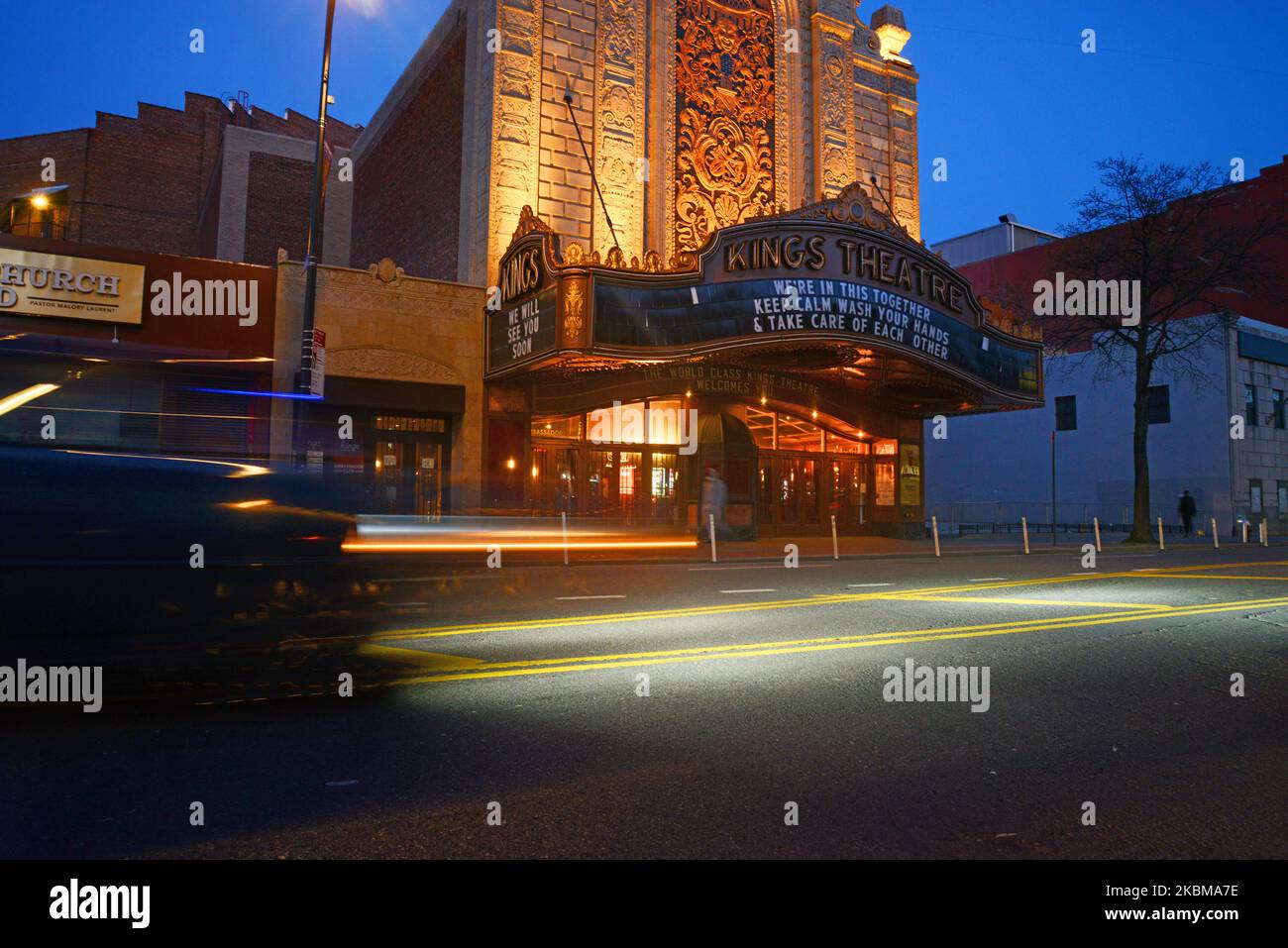 Am Samstag, den 11. April 2020, passiert ein Polizeikreuzer das historische Kings Theatre in Brooklyn auf der Flatbush Avenue, der leeren Hauptdurchgangsstraße dieses Stadtteils. (Foto von B.A. Van Sise/NurPhoto) Stockfoto