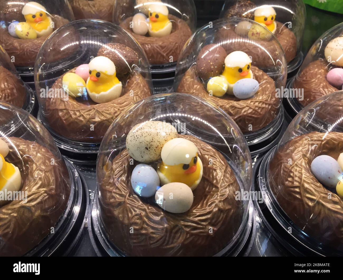 Elegante Osterküken und Eier aus Schokolade in Vogelnestern in einem Chocolatiers-Shop in Unionville, Ontario, Kanada. (Foto von Creative Touch Imaging Ltd./NurPhoto) Stockfoto