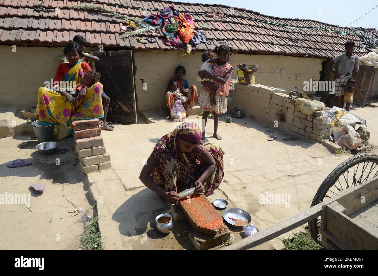 Wanderarbeiter warten während der nationalen Sperre, die Premierminister Narendra Modi am Sonntag, dem 12.. April 2020, auferlegt hat, um die Ausbreitung des Coronavirus in einem Ziegelfeld am Stadtrand von Kalkutta, Indien, einzudämmen. Indien steht seit März 25 unter vollständiger Sperre, nachdem Premierminister Narendra Modi den Bürgern angewiesen hatte, zu verhindern, dass sie aus dem Land aussteigen, bis es absolut notwendig ist, die globale Pandemie des COVID-19 Coronavirus zu vorbeugenden Maßnahmen einzudämmen. (Foto von Sonali Pal Chaudhury/NurPhoto) Stockfoto