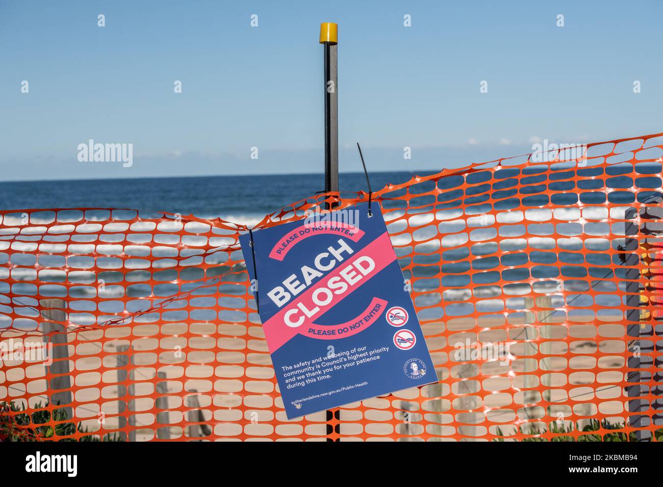 Am 12. April 2020 in Sydney, Australien, wurden Barrieren und Warnschilder angebracht, um die Menschen vom Strand am Cronulla Beach fernzuhalten. Die Australier wurden aufgefordert, unnötige Reisen über das lange Osterwochenende zu vermeiden, da das Land weiterhin mit der COVID-19-Pandemie umgeht. Die Bundesregierung hat alle nicht wesentlichen Geschäfte geschlossen und strikte Regeln zur sozialen Distanzierung eingeführt, während öffentliche Versammlungen nun auf zwei Personen beschränkt sind. New South Wales und Victoria haben außerdem zusätzliche Sperrmaßnahmen erlassen, um der Polizei die Möglichkeit zu geben, Personen, die gegen die zwei-Personen-Gatheri im Freien verstoßen, mit Geldstrafe zu behaften Stockfoto