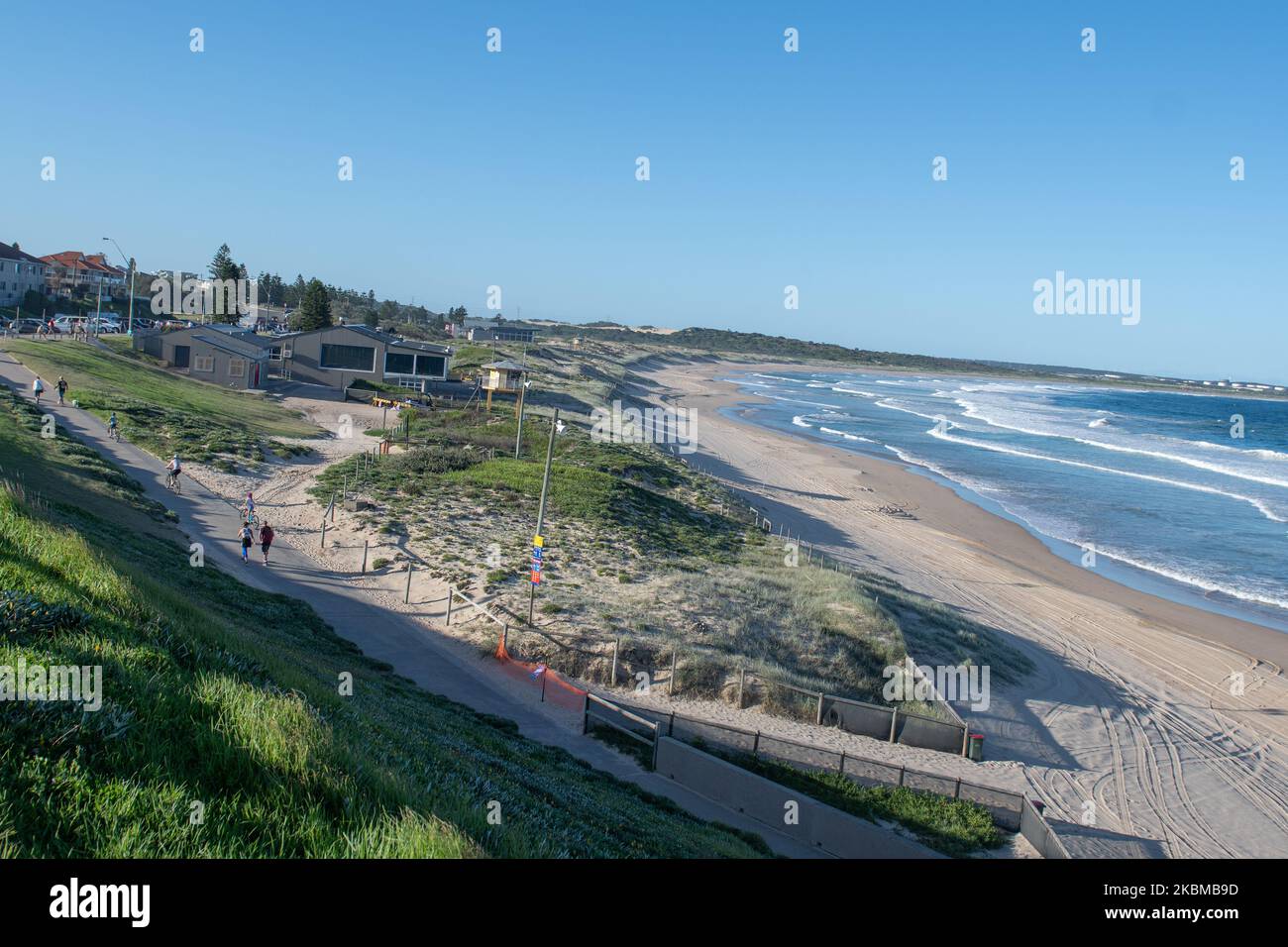 Ein allgemeiner Blick auf den sehr ruhigen Strand von Cronulla am Ostersonntag in Sydney am 12. April 2020. Die Australier wurden aufgefordert, unnötige Reisen über das lange Osterwochenende zu vermeiden, da das Land weiterhin mit der COVID-19-Pandemie umgeht. Die Bundesregierung hat alle nicht wesentlichen Geschäfte geschlossen und strikte Regeln zur sozialen Distanzierung eingeführt, während öffentliche Versammlungen nun auf zwei Personen beschränkt sind. New South Wales und Victoria haben außerdem zusätzliche Sperrmaßnahmen erlassen, um der Polizei die Möglichkeit zu geben, Personen, die die Grenze für zwei Personen im Freien überschreiten oder ihre Häuser verlassen, mit Strafe zu besetzen Stockfoto