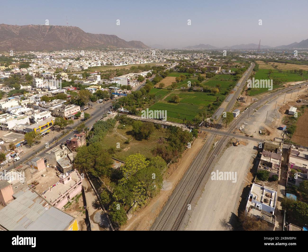 Diese Luftaufnahme zeigt eine verlassene Ansicht der Stadt Ajmer während der von der Regierung auferlegten landesweiten Sperre als vorbeugende Maßnahme gegen das COVID-19-Coronavirus in Ajmer, Rajasthan, Indien, am 13. April 2020. (Foto von Himanshu Sharma/NurPhoto) Stockfoto