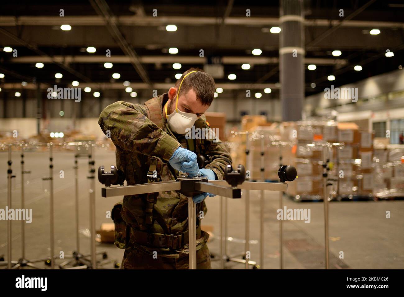 Spanische Soldaten der Armee montieren am 13.. April 2020 im provisorischen Krankenhaus für COVID-19-Patienten im Ifema Convention and Exhibition Center in Madrid einen Serumhalter. (Foto von Juan Carlos Lucas/NurPhoto) Stockfoto