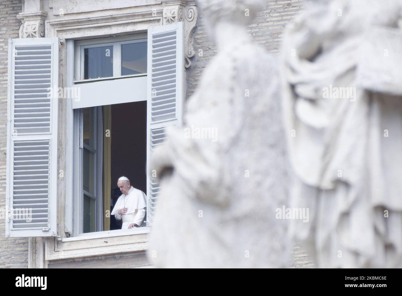 Papst Franziskus segnet während Regina Coeli aus dem Fenster seines Ateliers mit Blick auf einen leeren Petersplatz, der wegen der Anti-Coronavirus-Sperre am Montag, 13. April 2020, im Vatikan. (Foto von Massimo Valicchia/NurPhoto) Stockfoto