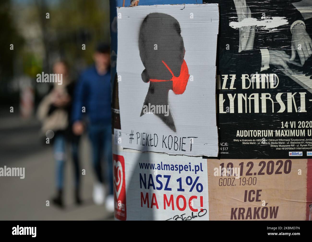 Ein Plakat zur Förderung der Abtreibung, das im Zentrum von Krakau zu sehen ist. Außerhalb der Geschäfte, auf Plakaten und auf den Balkonen gibt es viele Ideen für Proteste, alle mit einem Ziel: Die Annahme des Vorschlags gegen Abtreibung durch Kaja Godek (Mitglied von , die am 15. April im Sejm in Betracht gezogen werden wird, zu stoppen. Präsident Duda hat bereits seine Aufmerksamkeit auf die Unterzeichnung dieses Hinweises angekündigt. Tausende polnischer Frauen Tausende von Frauen setzen ihre Proteste jedoch fort, auch im Zeitalter der Pandemien. Am Dienstag, den 14. März 2020, in Krakau, Polen. (Foto von Artur Widak/NurPhoto) Stockfoto