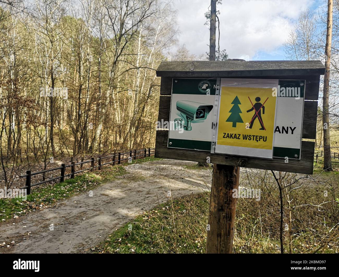 Am 14. April 2020 wurde in Otomin, Polen, das Zeichen „kein Waldeintritt“ gesehen. Die polnische Regierung hat den Eintritt in Wälder, Parks, Plätze, Sport, Radfahren und viele andere Freizeitmöglichkeiten verboten, auch allein, weg von allen Menschenmassen, was dies durch den Kampf gegen das Coronavirus erklärt. Es gibt hohe Strafen von bis zu 30.000 PLN (6.600 Euro) für das Verbot (Foto von Michal Fludra/NurPhoto) Stockfoto