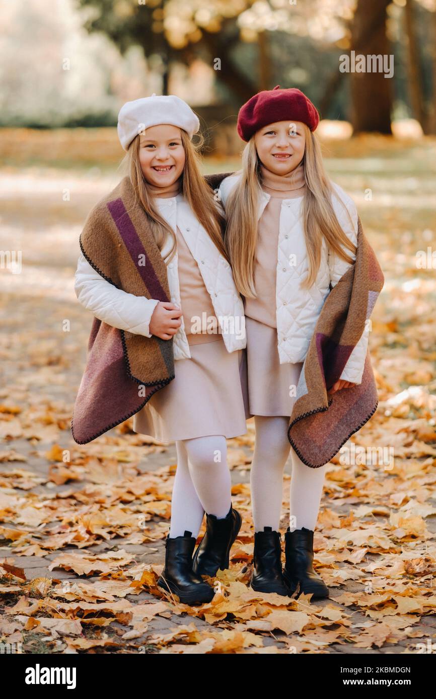 Glückliche Kinder kuscheln in einem schönen Herbstpark Stockfoto