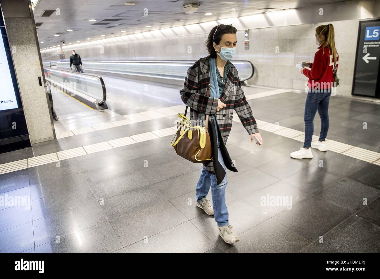 Freiwillige des Roten Kreuzes haben begonnen, mehr als eine Million Gesundheitsmasken kostenlos in Barcelonas U-Bahn- und Bahnhöfen zu verteilen, anlässlich der Gesundheitskrise von Coronavirus Covid 19 in Barcelona, Katalonien, Spanien, am 14. April 2020. (Foto von Miquel Llop/NurPhoto) Stockfoto