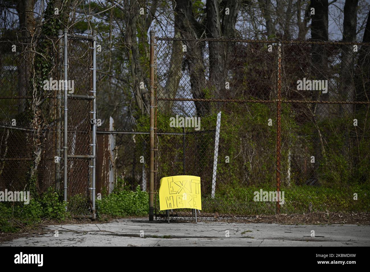 Sign informiert Eltern, die Gegenstände von der öffentlichen Schule in der Nachbarschaft abgeholt haben, um die Räumlichkeiten am 14. April 2020 durch das Tor im Mt Airy-Viertel von Philadelphia, PA, zu verlassen. (Foto von Bastiaan Slabbers/NurPhoto) Stockfoto