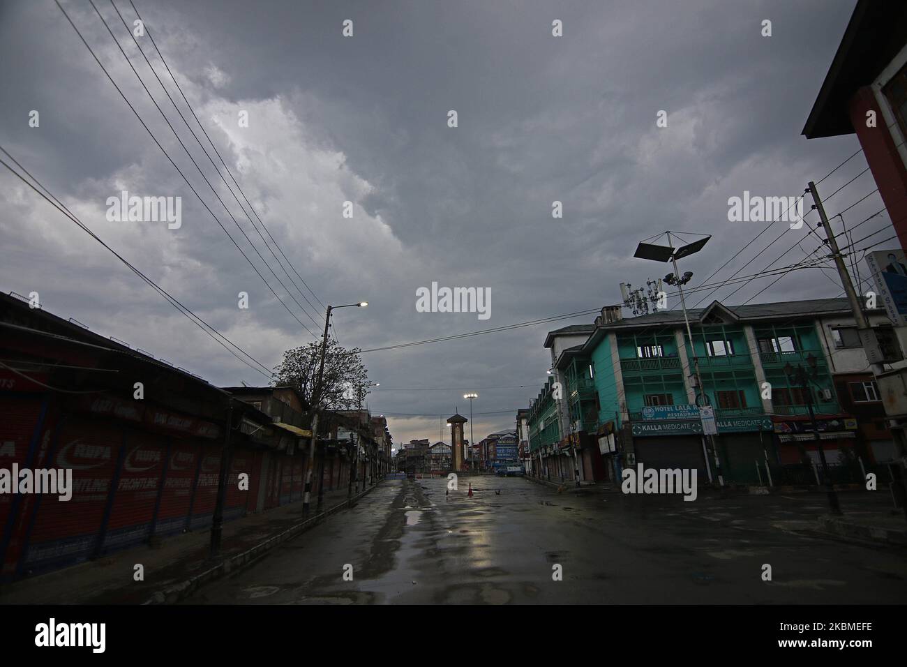 Ein Blick auf den geschlossenen Kummerziumpunkt nach dem Regen Lash Srinagar am 15. April 2020. Der indische Premierminister Narendra Modi hat am Dienstag die Sperre im ganzen Land bis zum 03. Mai verlängert, um die COVID-19-Coronavirus-Pandemie zu bekämpfen. (Foto von Faisal Khan/NurPhoto) Stockfoto