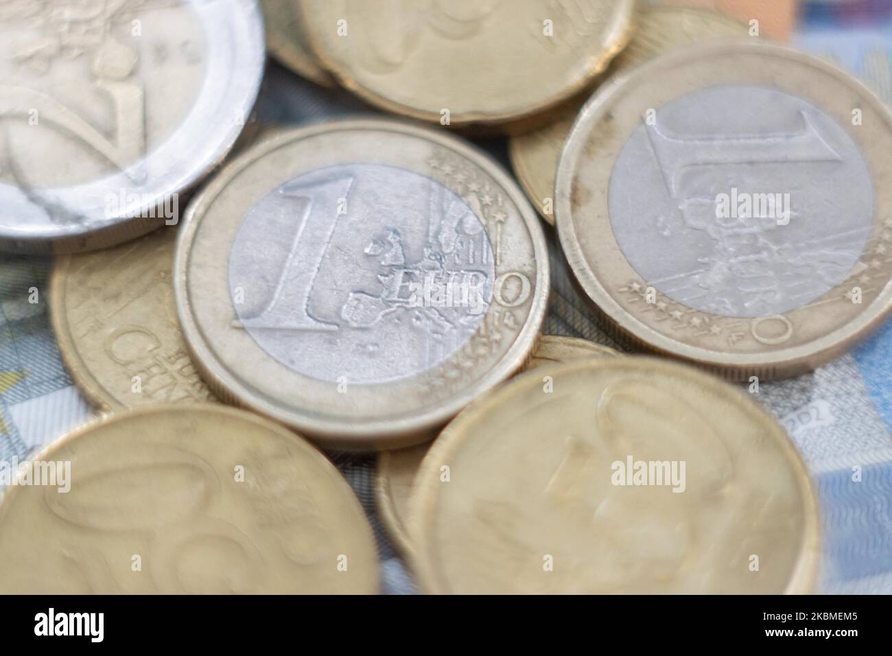 Eine Euro-Münze, gestapelt Geld auf Euro-Münzen und Banknoten im Hintergrund. Euro-Münzen zeigen den Wert und eine Karte von Europa, aber jedes Land der Eurozone hat am 15. April 2020 auf der Vorderseite in Thessaloniki, Griechenland, sein eigenes Design. Die Währung wird von der Europäischen Zentralbank (EZB) der EU verwaltet. (Fotoillustration von Nicolas Economou/NurPhoto) Stockfoto