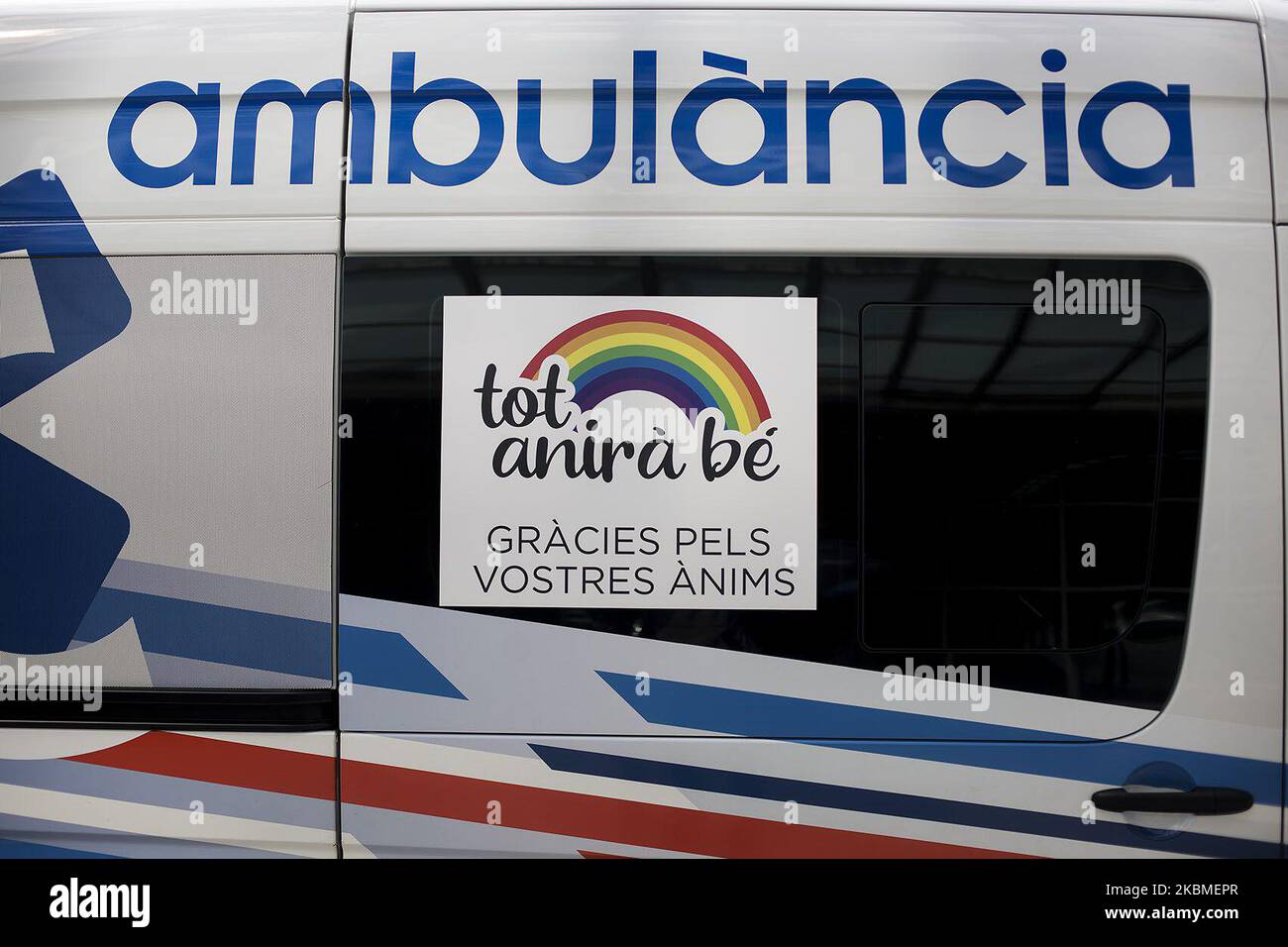 Auf einem Spruchband in einem Krankenwagen steht: „Alles wird in Ordnung sein. Dann für Ihre Unterstützung“ am 9. April 2020 in Barcelona, Spanien. Covid-19 positive Patienten mit Krankenhausentlassung werden für zwei Wochen in Quarantäne ins Hotel Melià in Barcelona verlegt, bevor sie nach Hause zurückkehren. Sobald sie ankommen, empfangen das Gesundheitspersonal und das Hotelpersonal des ICS (katalanisches Gesundheitsinstitut) Patienten und nehmen ihre Temperatur vor der Zimmerzuweisung ein. (Foto von Robert Bonet/NurPhoto) Stockfoto