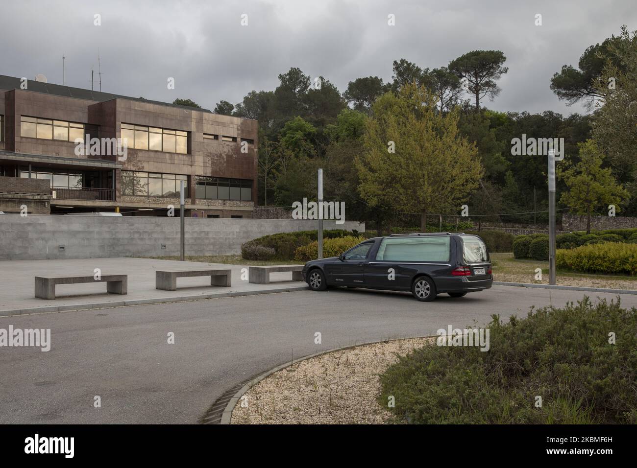 Ein Leichenwagen auf dem Parkplatz der Collserola-Leichenhalle, bevor sie am 15. April 2020 in Barcelona, Spanien, begraben oder verbrannt werden. (Foto von Xavier Bonilla/NurPhoto) Stockfoto