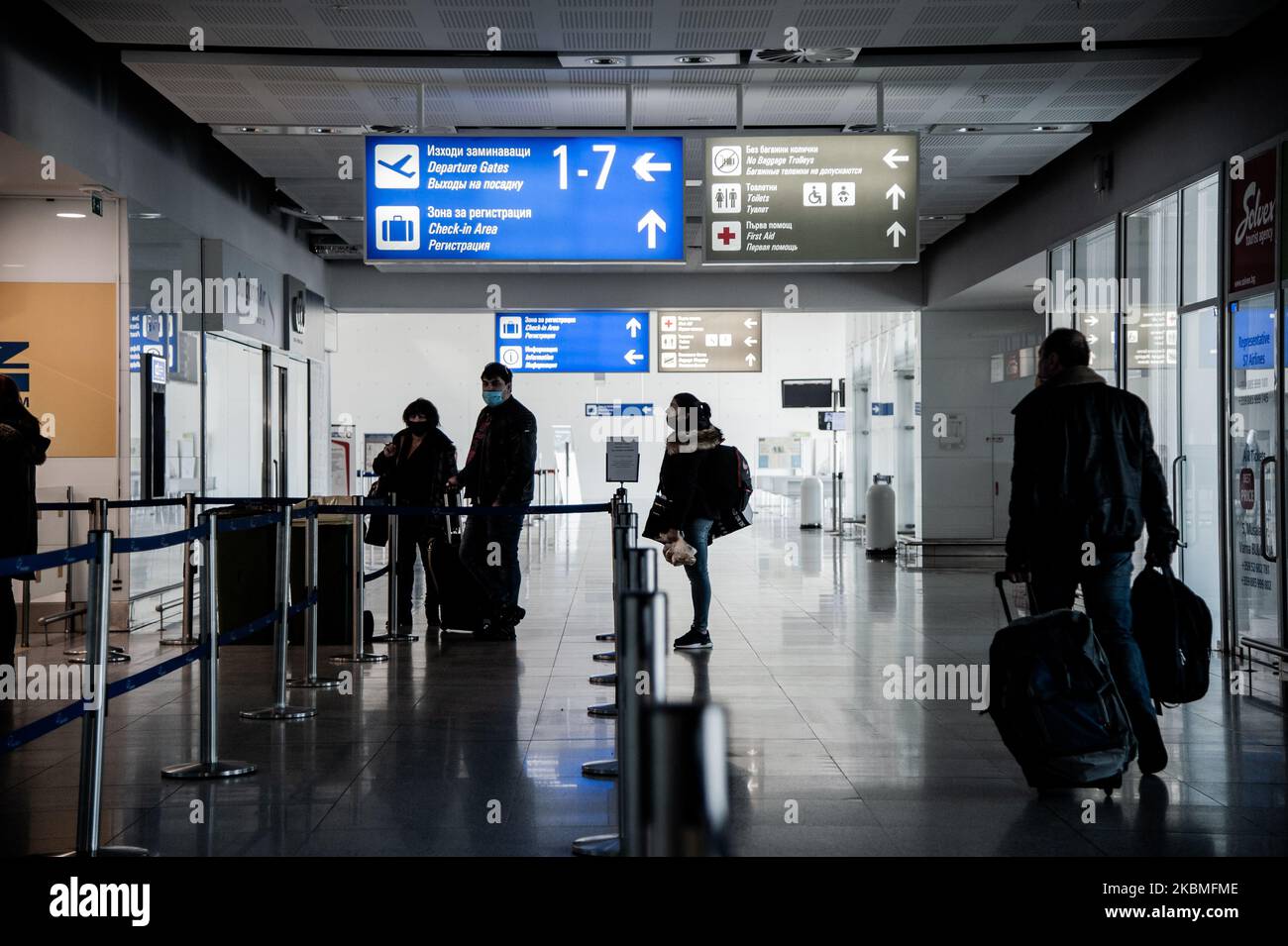 Es werden Menschen gesehen, die darauf warten, zu den Gates des Flughafens Varna für ihren Wizz Air-Flug nach London zu gehen, bevor er am 16. April 2020 abgesagt wird, Varna, Bulgarien. Im Einklang mit den heute in Kraft getretenen Maßnahmen des Nationalen Operationellen Hauptquartiers zur Verhinderung von COVID-19 in Bulgarien hat die Zivilluftfahrtbehörde Bulgariens alle Flüge vom Vereinigten Königreich und Nordirland bis zum Ende des erklärten Ausnahmezustands im Land gestrichen. In den letzten Wochen hat der Fraport Airport in Varna, Bulgarien, nur Linienflüge von Inlandsreisenden durchgeführt. Die erste internationale Stockfoto