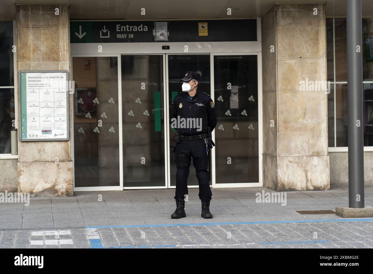 Ein Polizist beobachtet den Eingang zum Bahnhof während der von der Regierung vorgeschriebenen Quarantäne des Coronavirus (Covid-19) in Santander (Foto: Joaquin Gomez Sastre/NurPhoto) Stockfoto